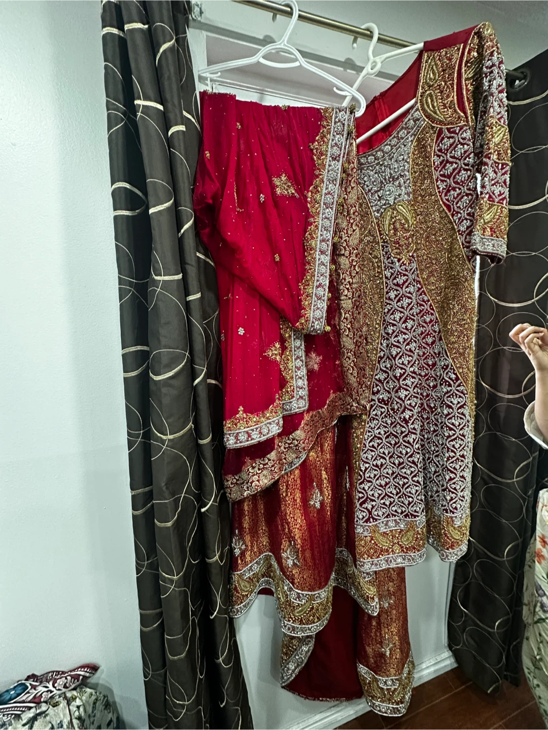 Beautiful Bridal Lehenga Set + Clutch (Never Worn) - photo 5