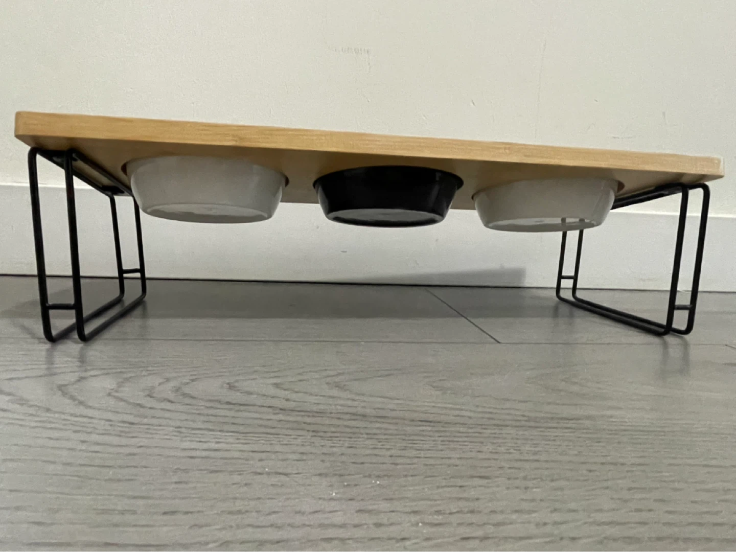 Elevated cat bowl with three ceramic bowls. - photo 2
