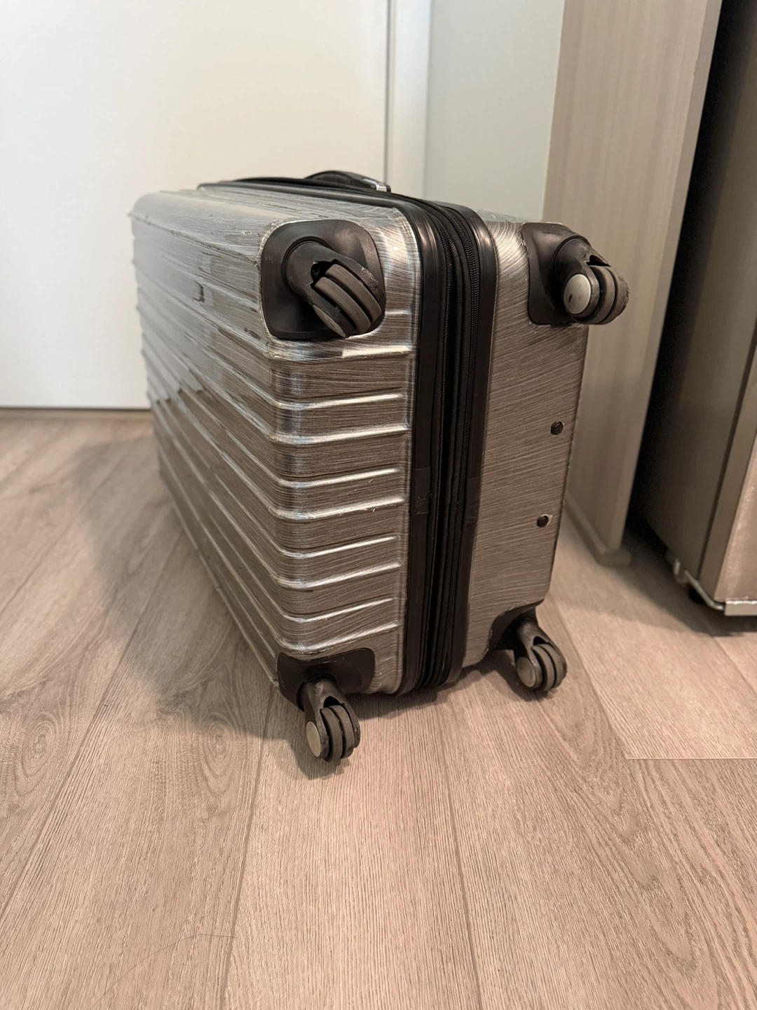 28 Grey Hardshell Spinner Suitcase - photo 4