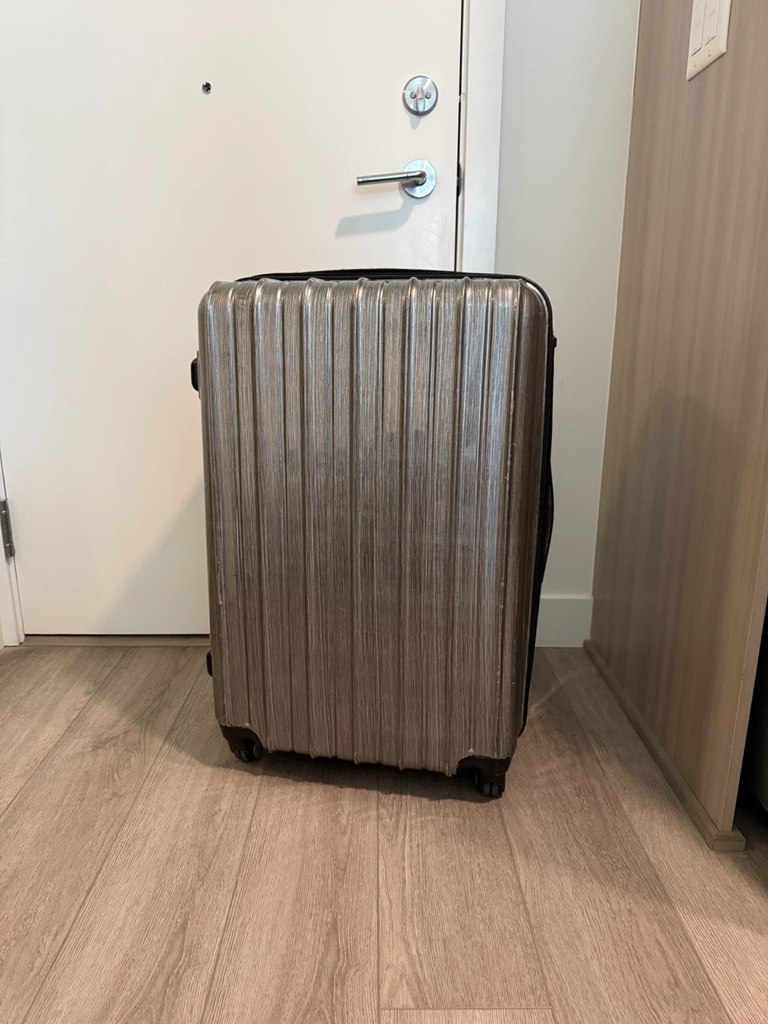 28 Grey Hardshell Spinner Suitcase