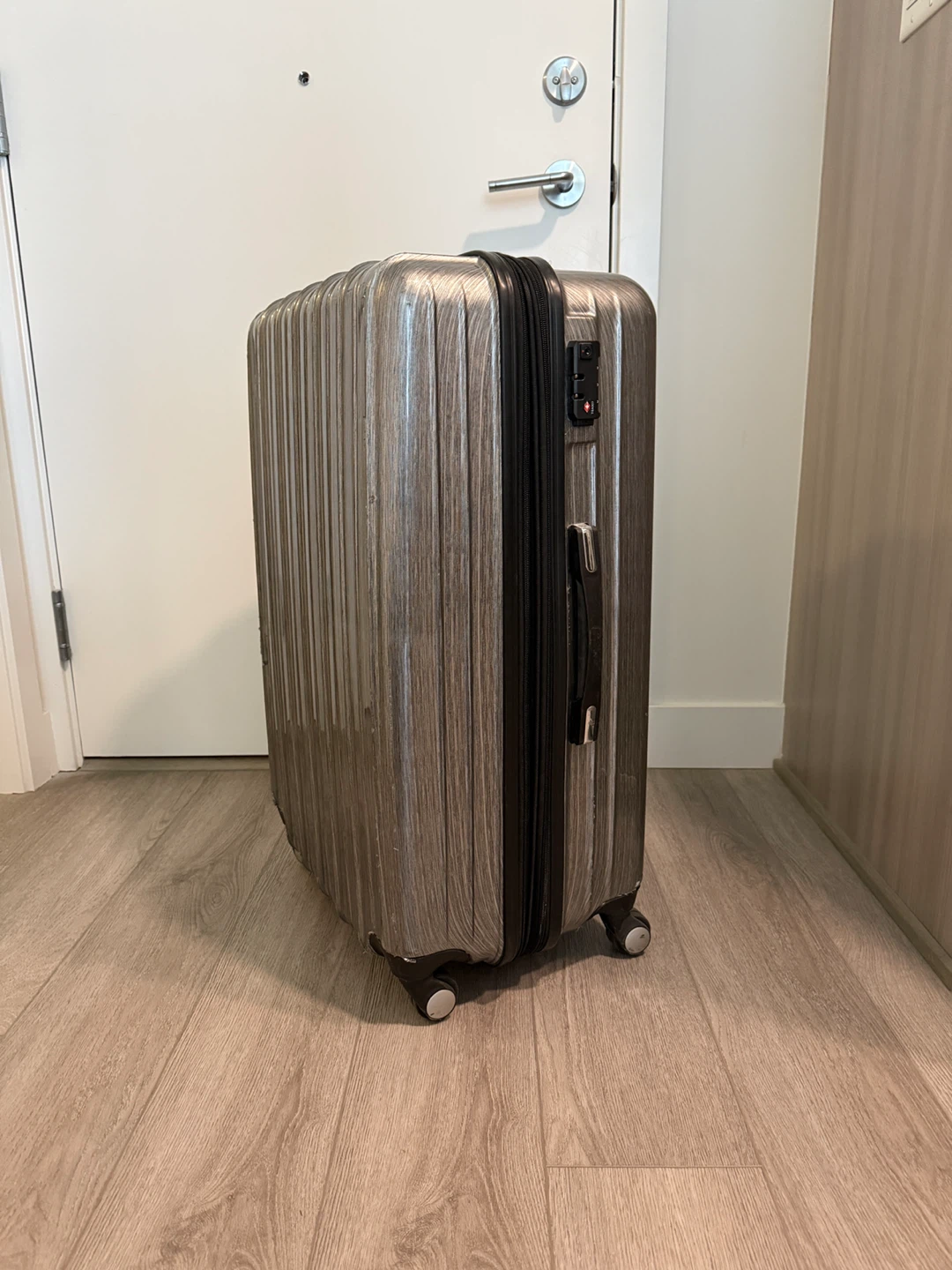 28 Grey Hardshell Spinner Suitcase - photo 3