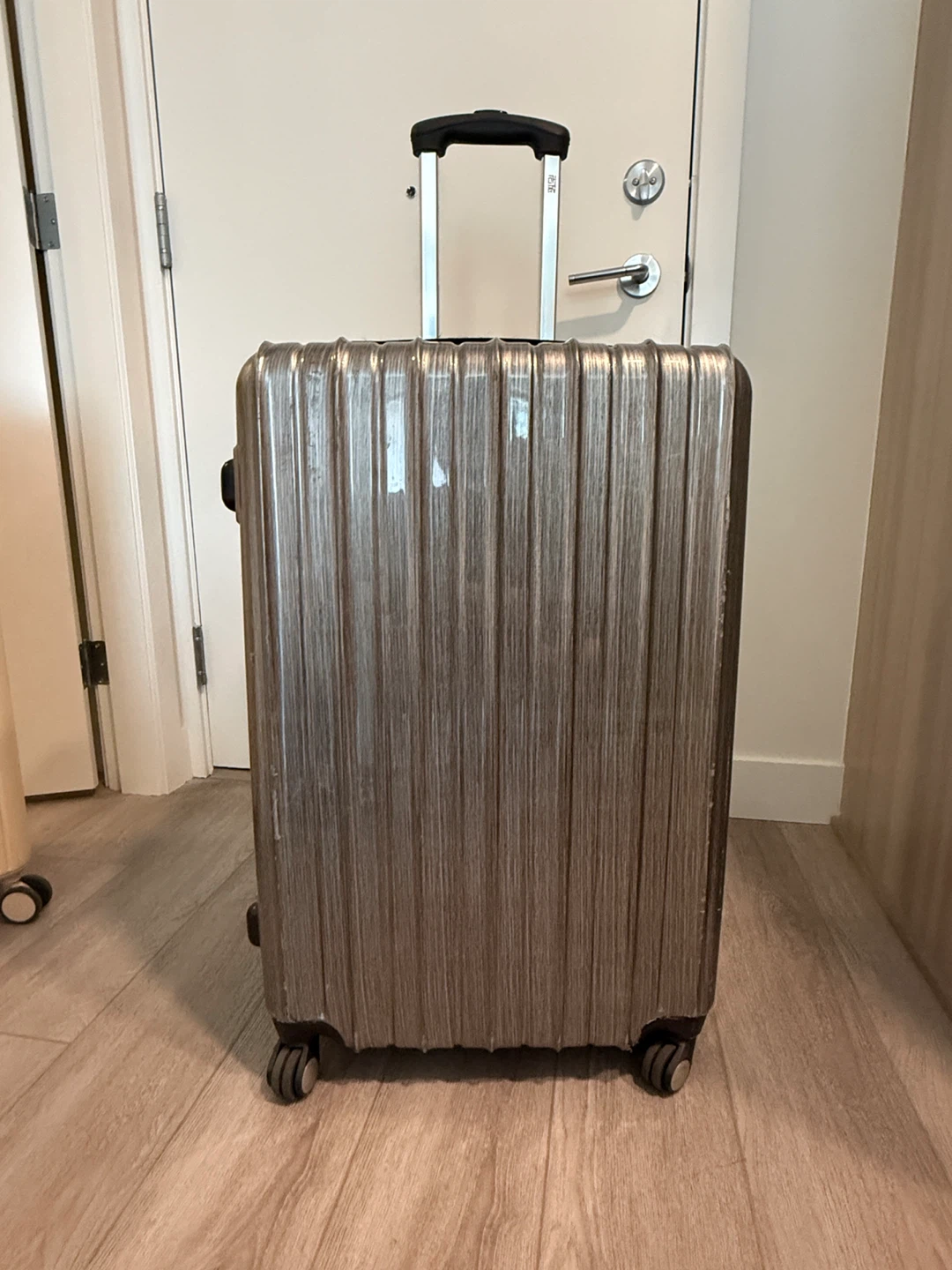 28 Grey Hardshell Spinner Suitcase - photo 2