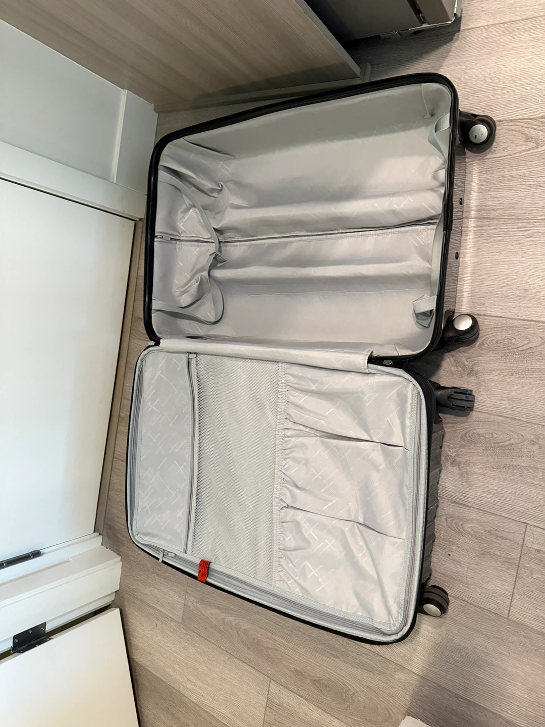 28 Grey Hardshell Spinner Suitcase - photo 5
