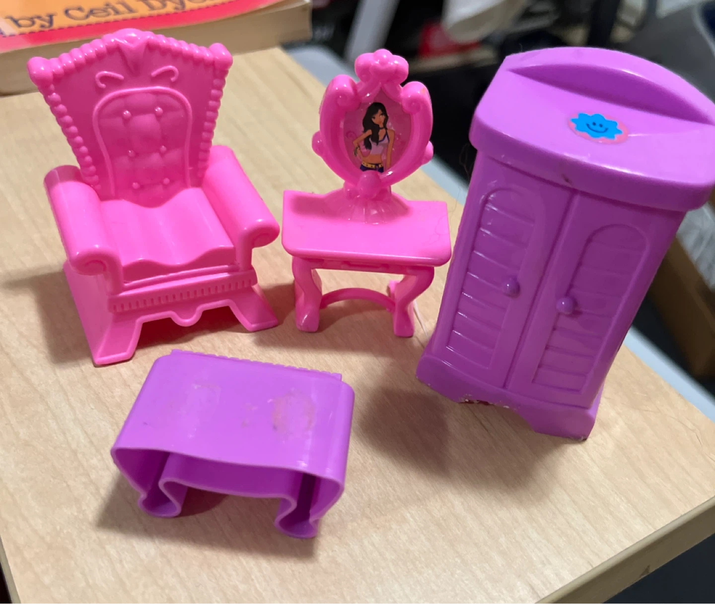 ⚽️Dollhouse Furniture Set - Pink Armchair, Vanity, and Cabinet