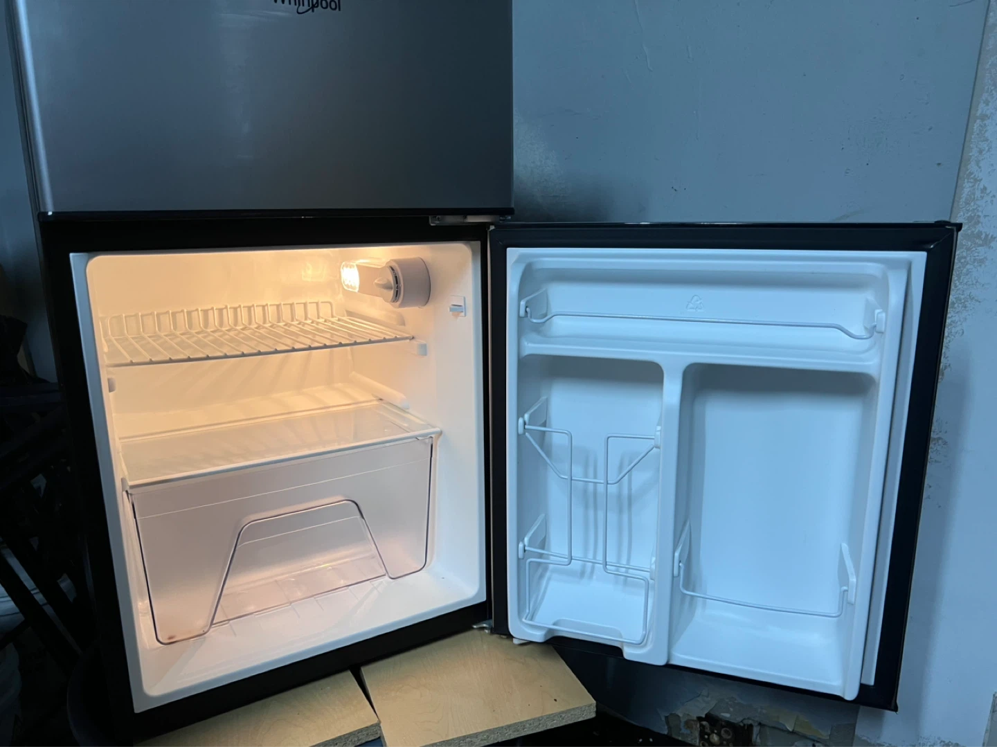 Whirlpool Mini Fridge - photo 4