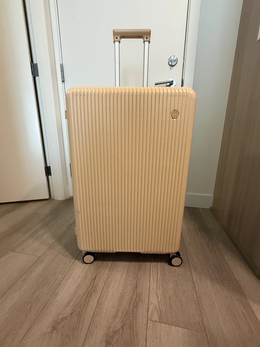 28 Cream Hardshell Spinner Suitcase