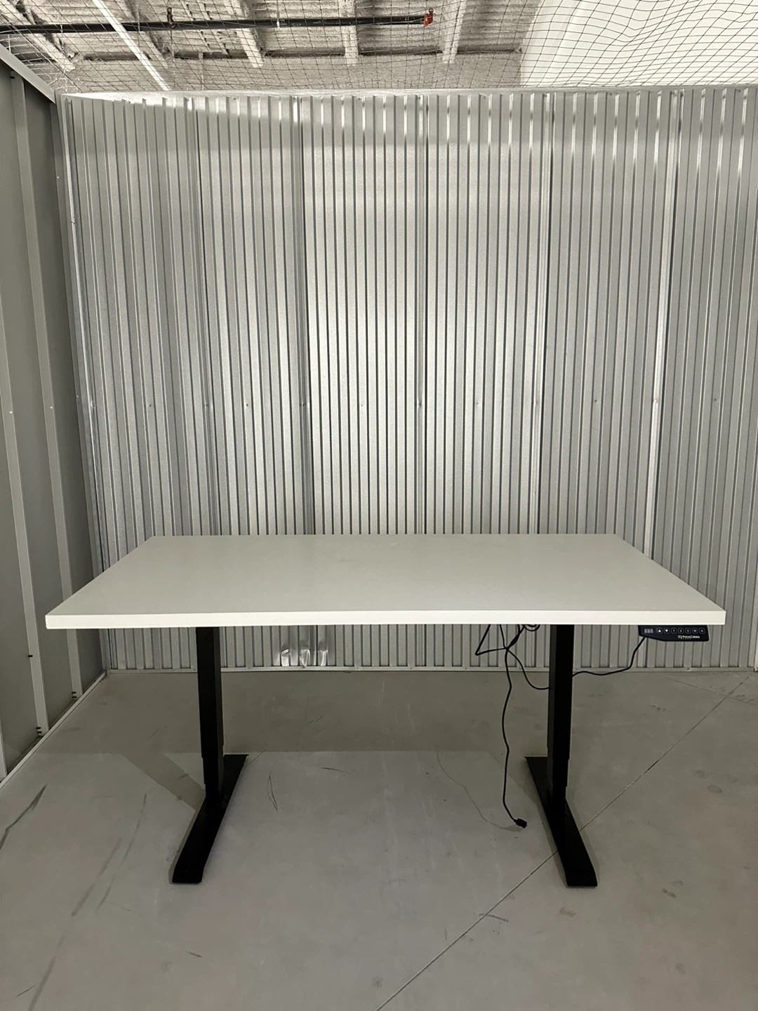 Electric standing desk