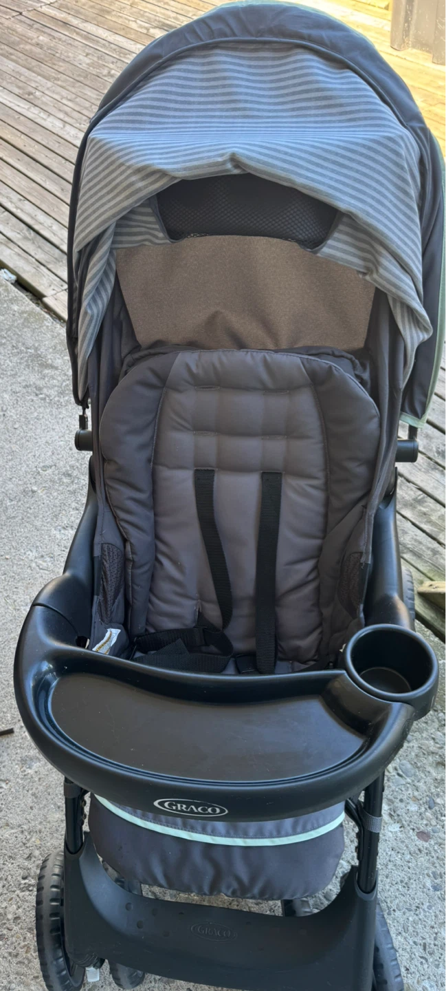 Graco Stroller with Tray and Cup Holders only 8 months used - photo 4
