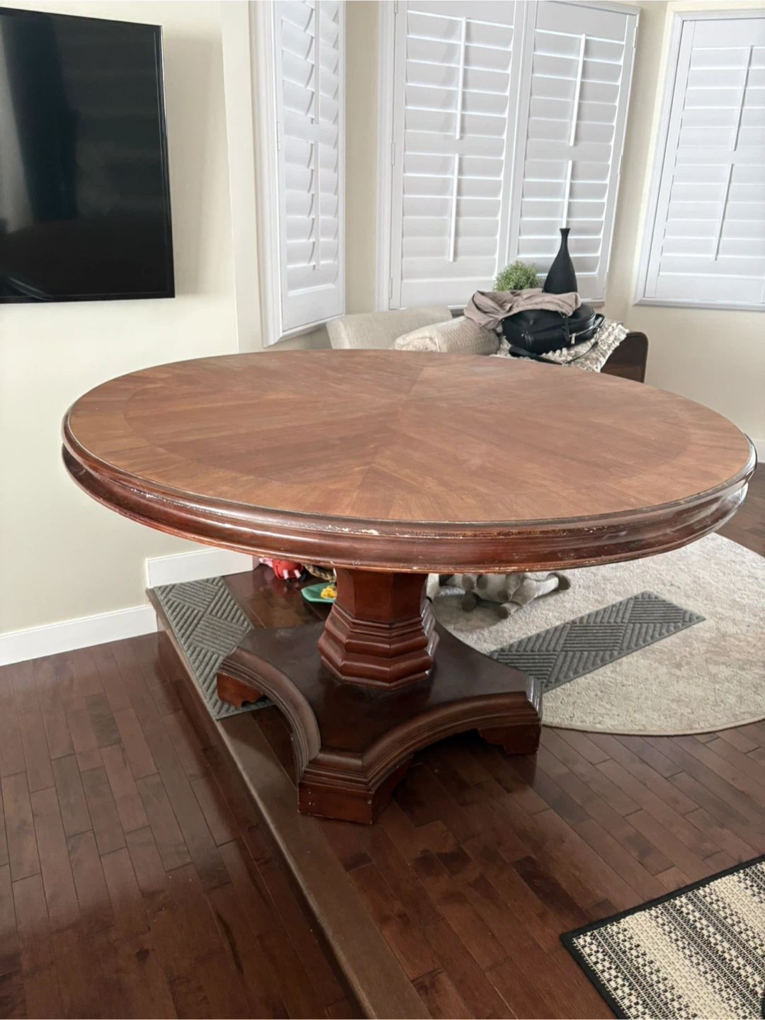 5’ diameter round table