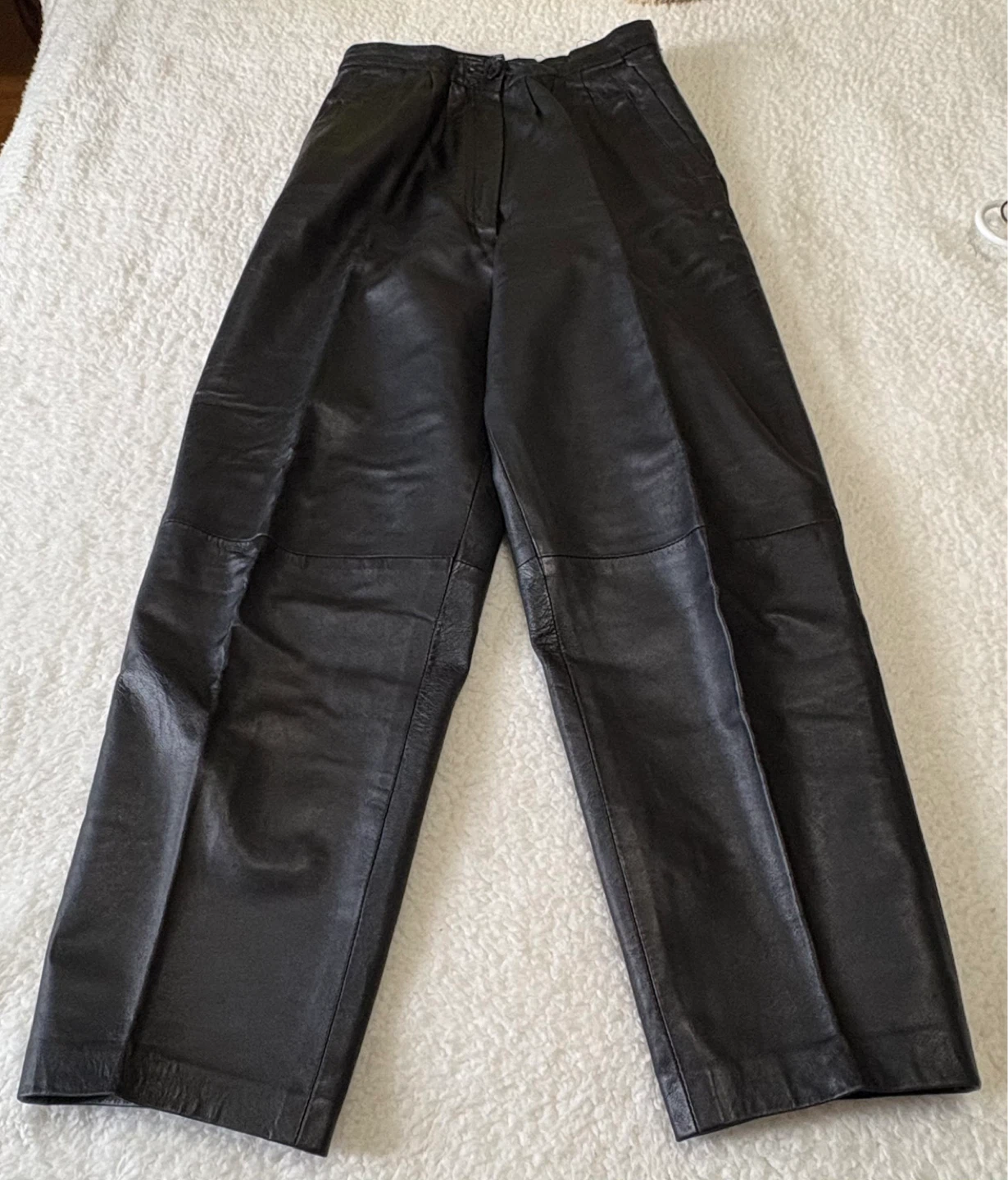 Vintage Black Pleated Leather Trousers. ⚽️
