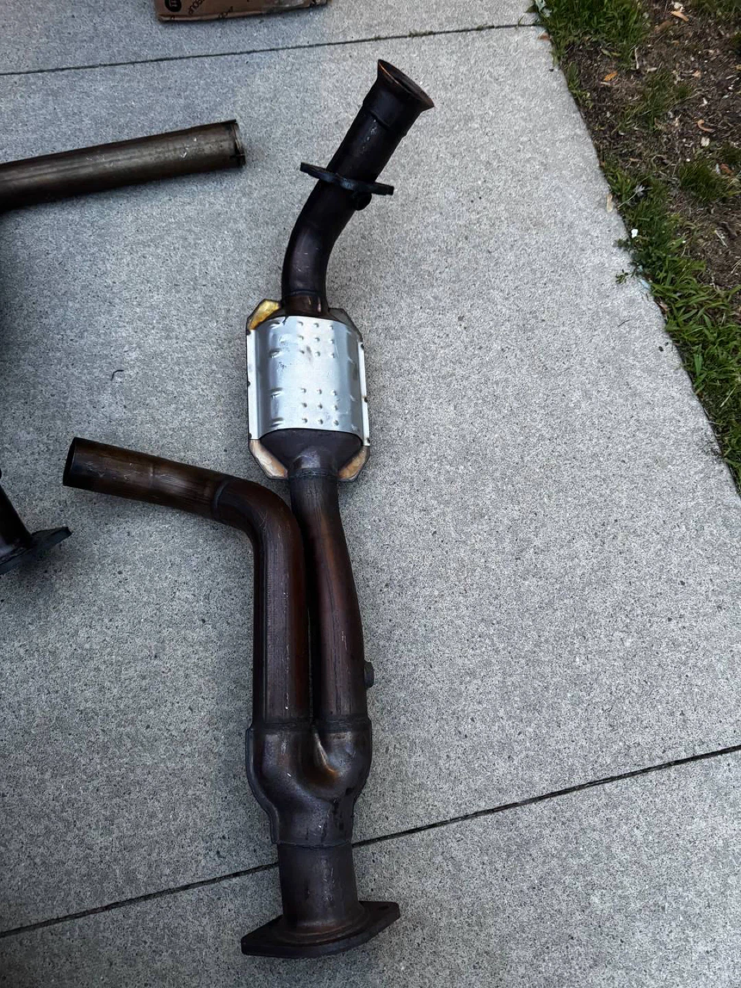 MagnaFlow 51097 Catalytic Converter Assembly for Silve - photo 3