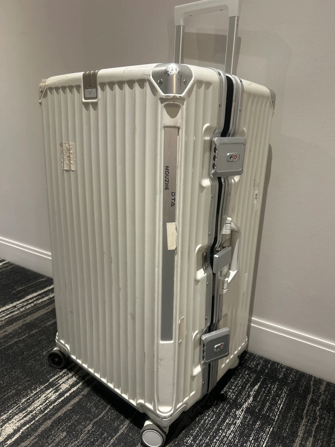 White 30-inch Hardside Spinner Luggage