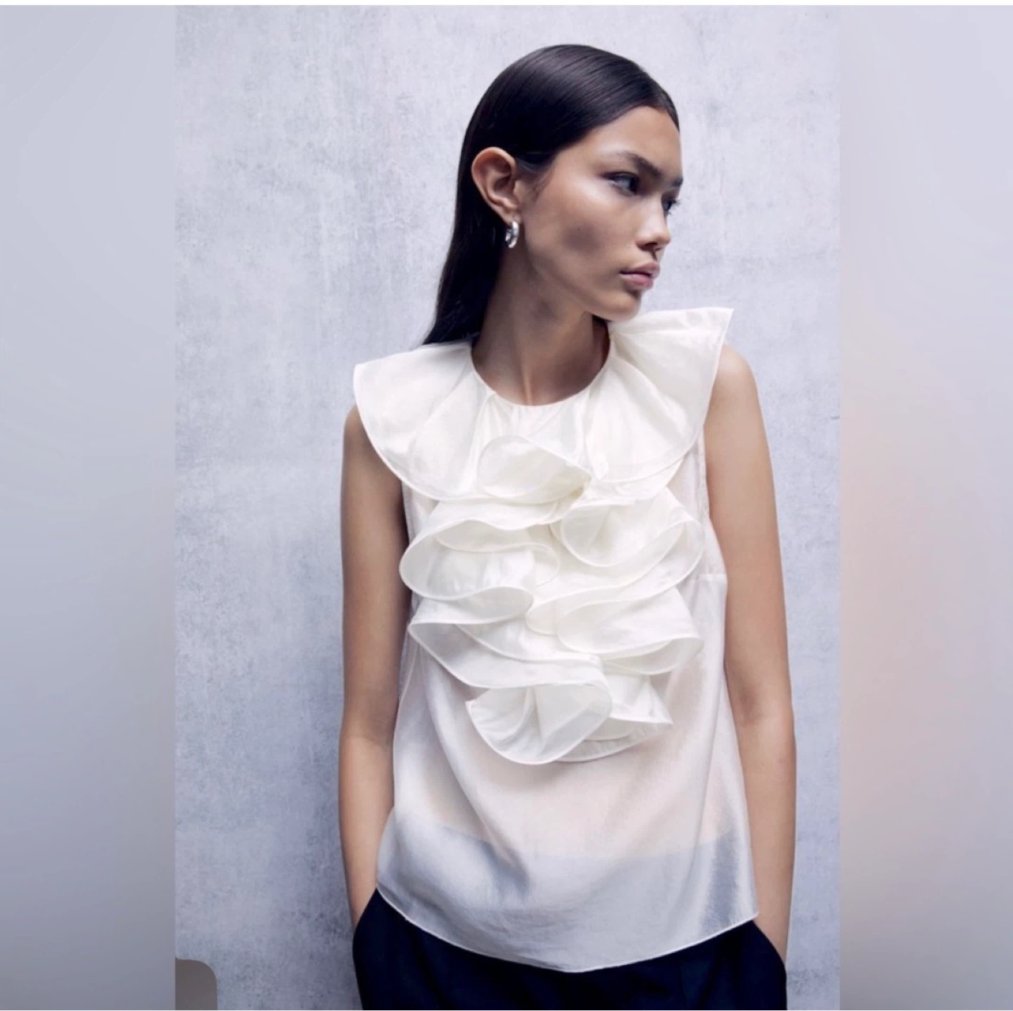 H&M White Ruffle Neck Sleeveless Top ⚽