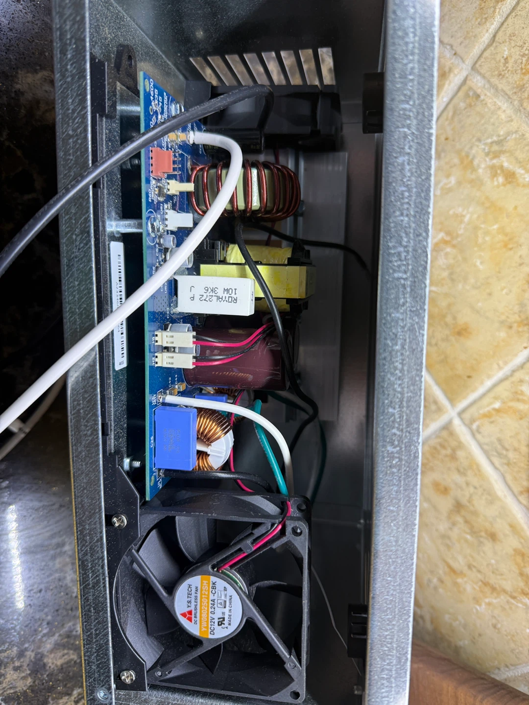 Progressive Dynamics 4600 Series RV Converter/Charger - photo 2