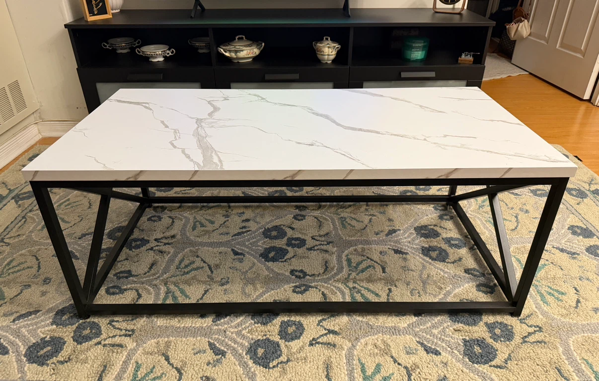 Modern Coffee Table – Stylish & Great Condition