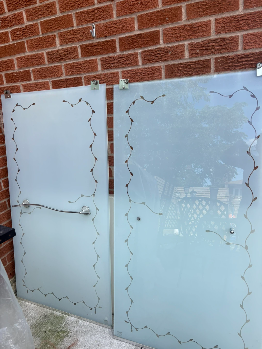 Frosted Glass Shower Doors with Vine Design - photo 2