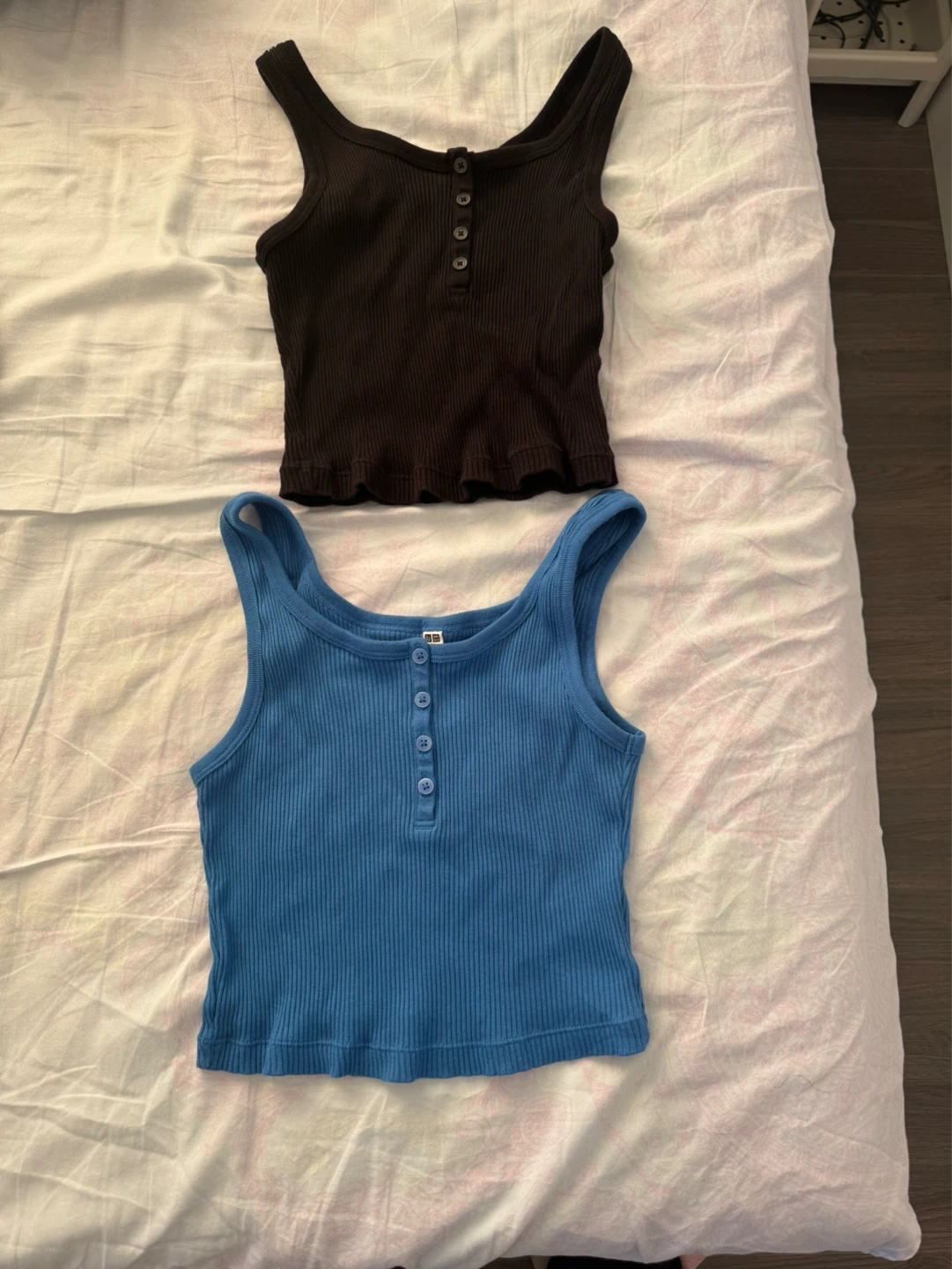 Uniqlo tanks M size
