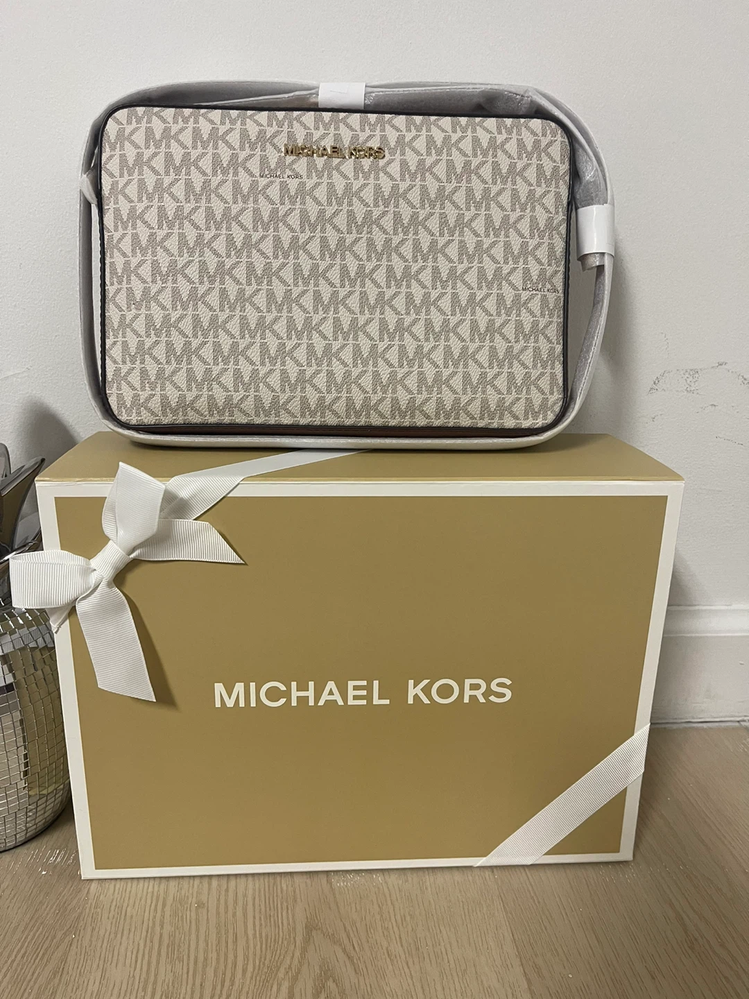 Michael Kors Jet Set Item LG Crossbody Vanilla