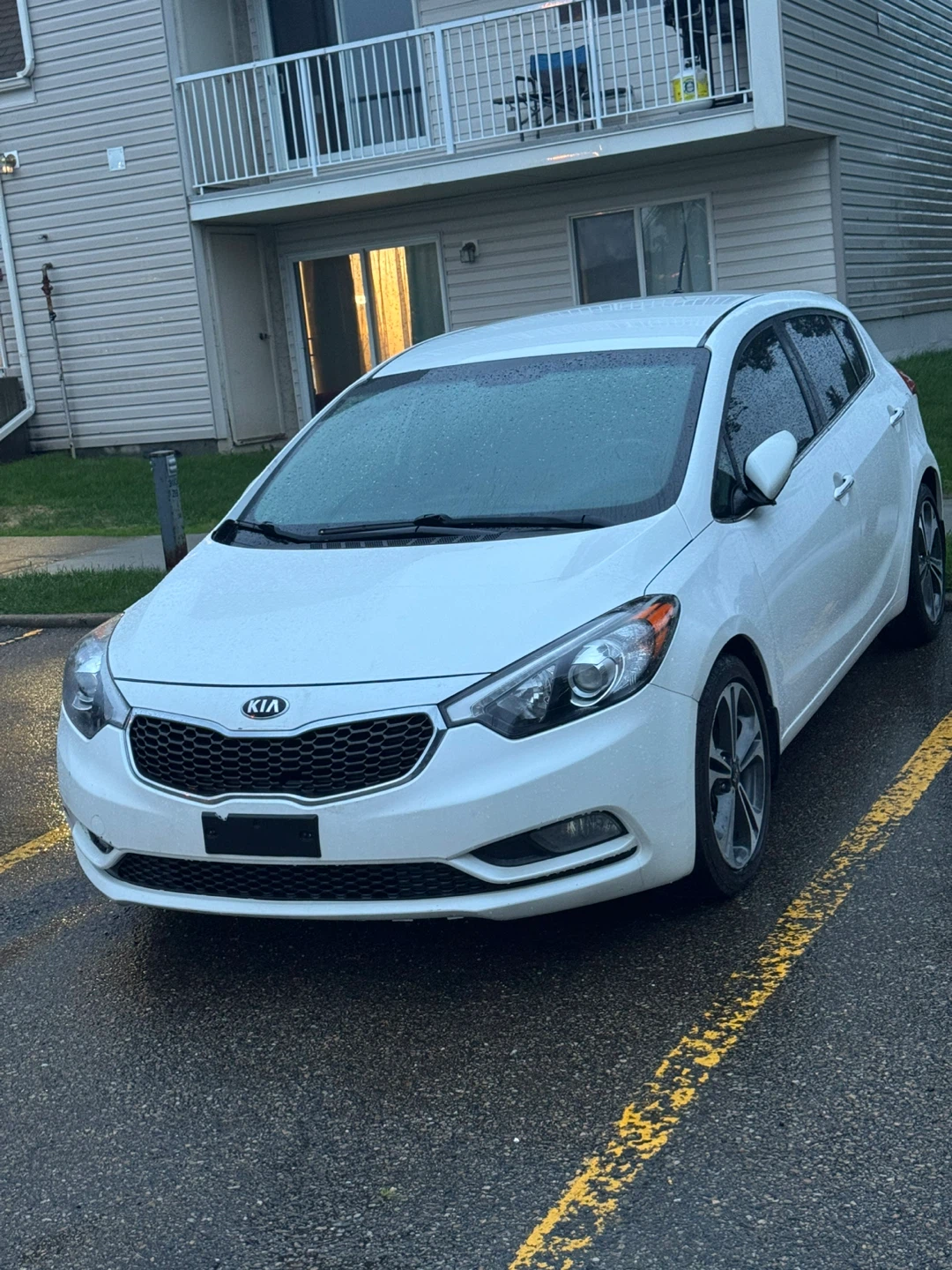 White Kia Forte 5-Door Hatchback - photo 2