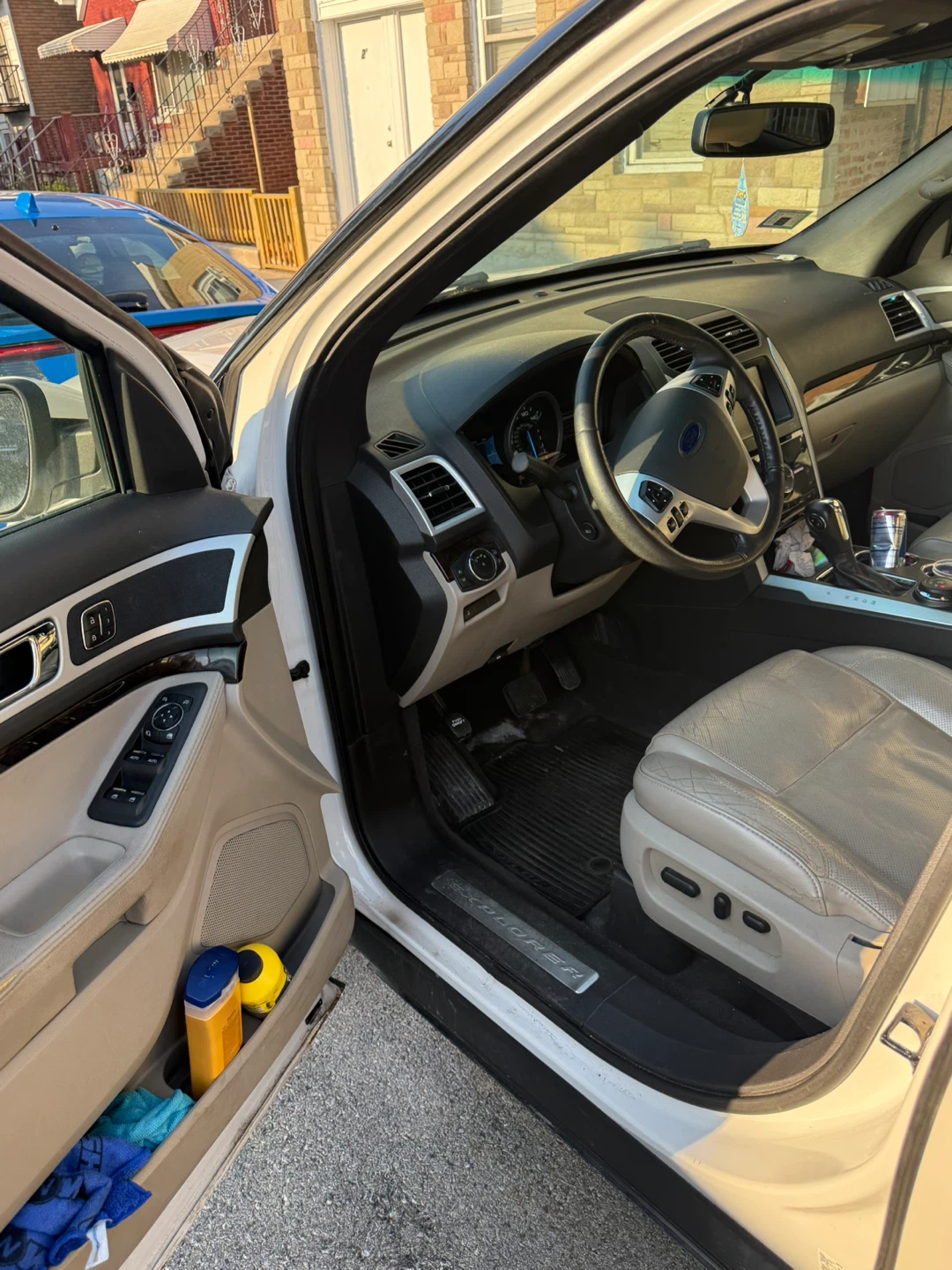 White Ford Explorer SUV - photo 5