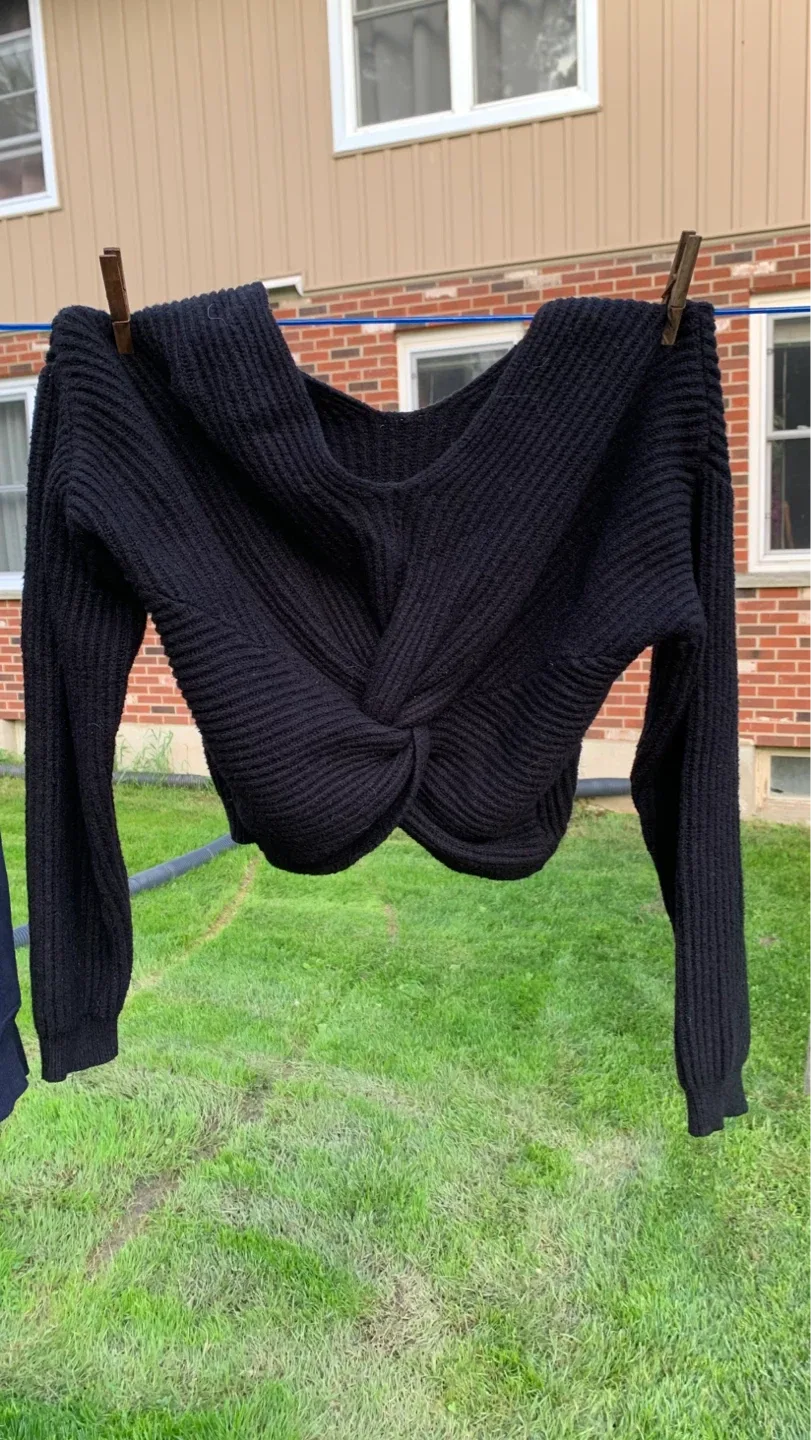 DYNAMITE Black Twisted Front Cropped Sweater - Size XS ⚽️