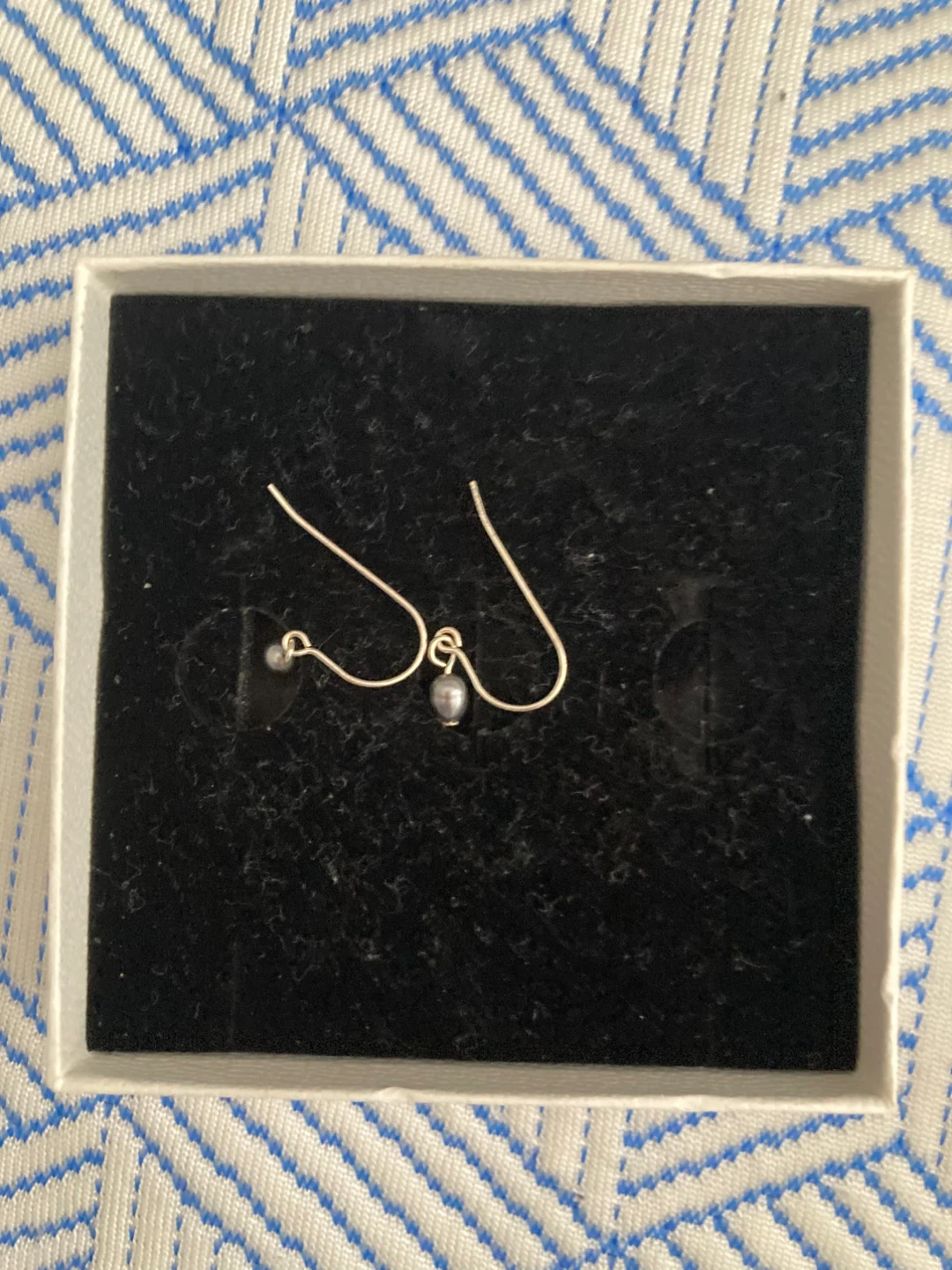 Silver Tone Hook Earrings with Grey Pearl⚽️