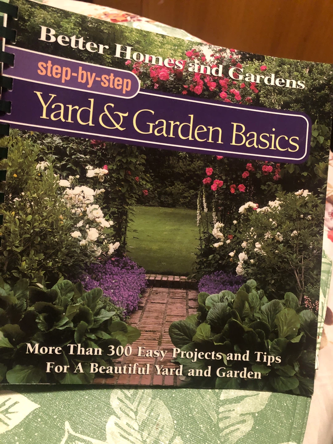 ⚽️ Better Homes & Gardens Yard & Garden Basics Book