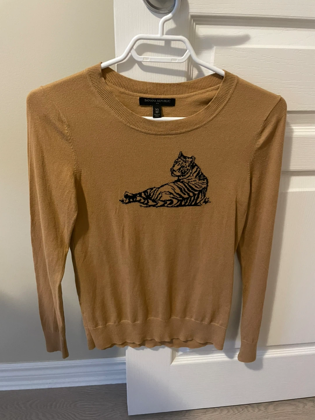 Banana Republic Tiger Crew Neck Sweater ⚽