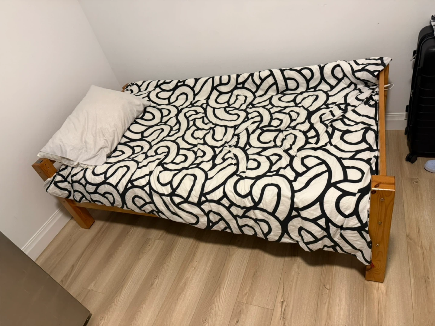 2x Single beds and mattresses