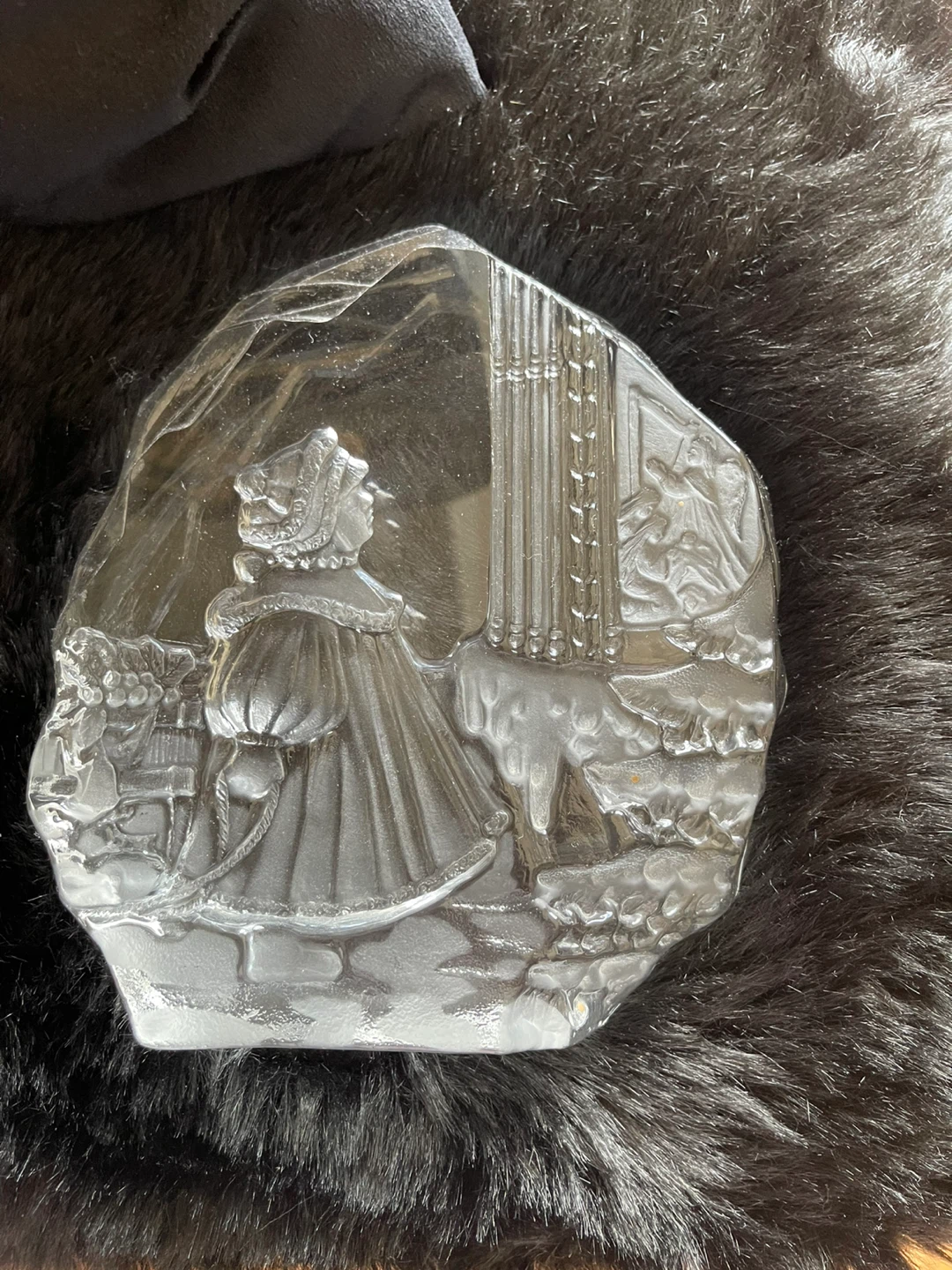 Decorative Glass Plaque with Victorian Scene - photo 2
