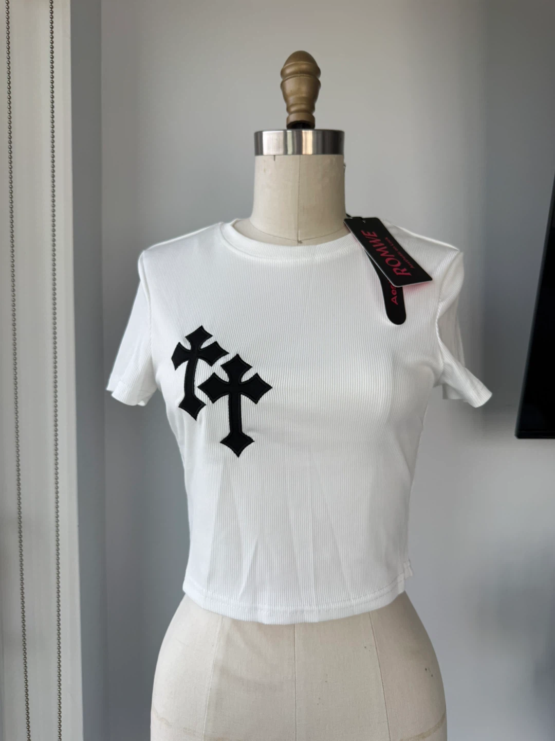 ⚽️ROMWE White Ribbed Top with Cross Graphic size xs