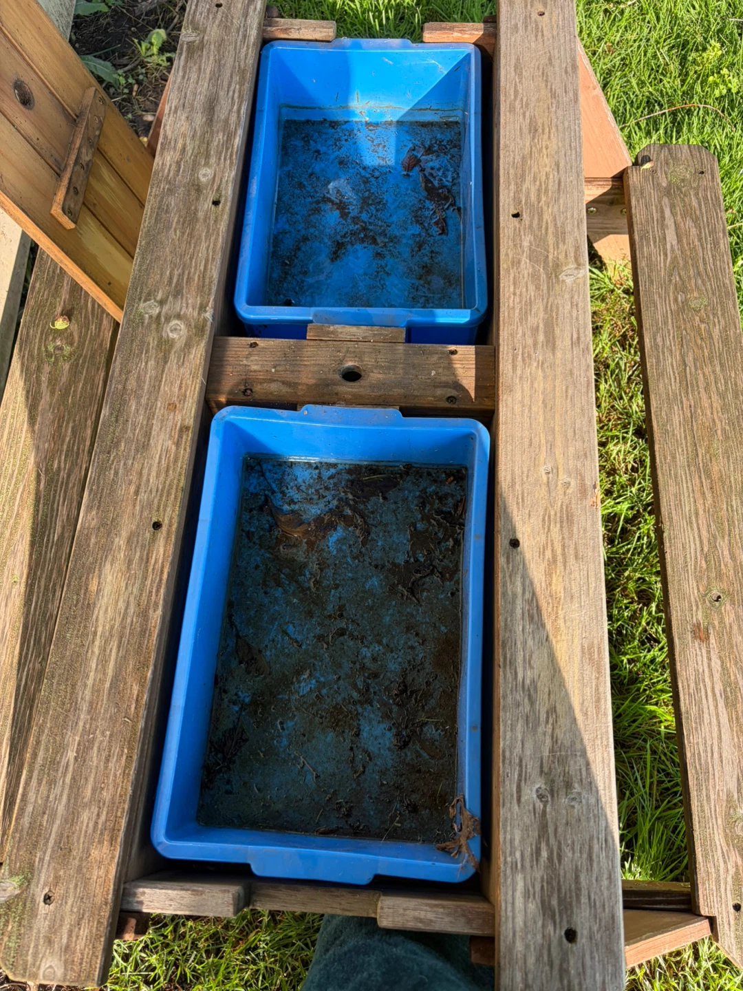 Water table- Wooden Picnic Table with Blue Trays - photo 2