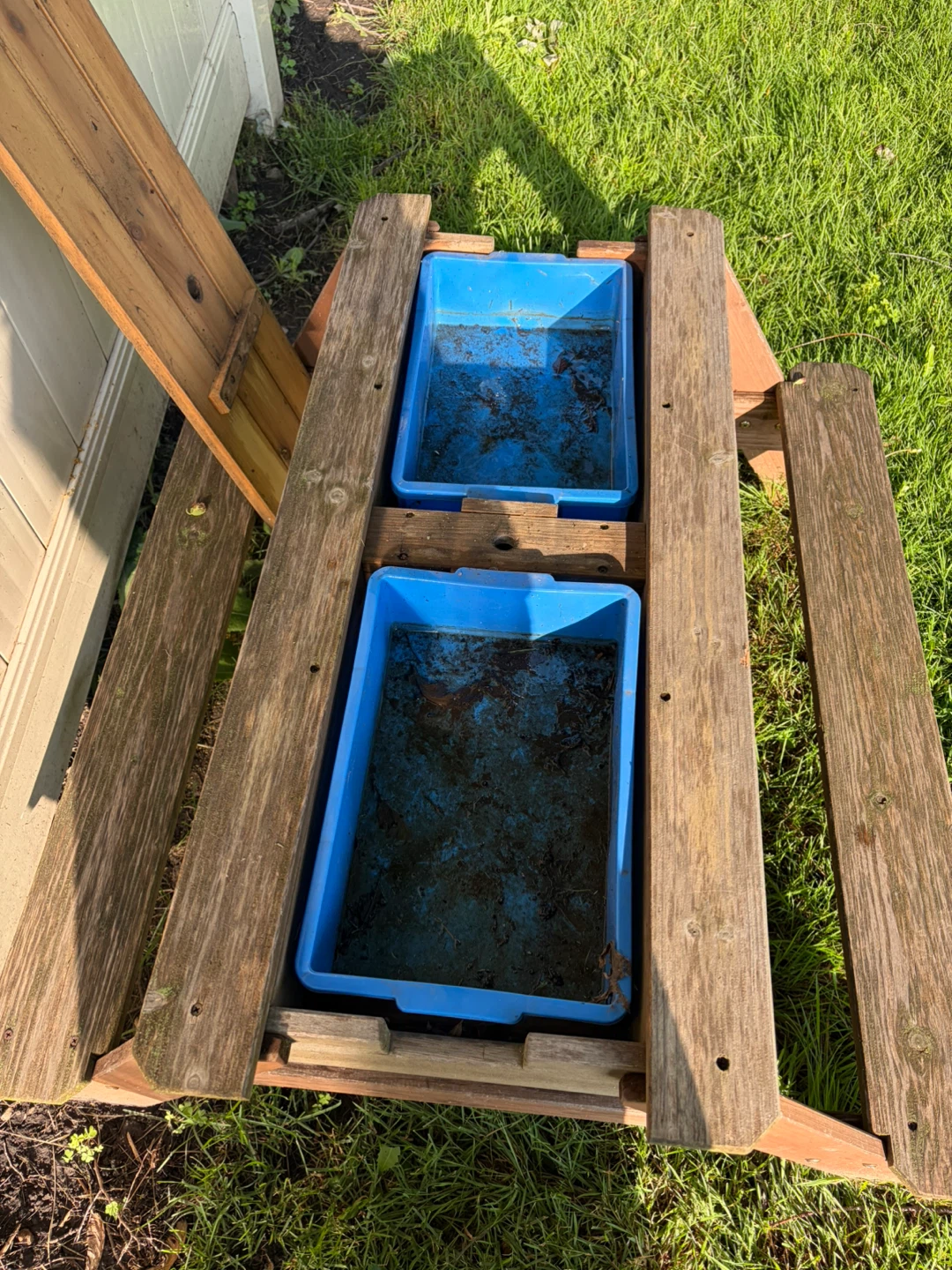 Water table- Wooden Picnic Table with Blue Trays - photo 3