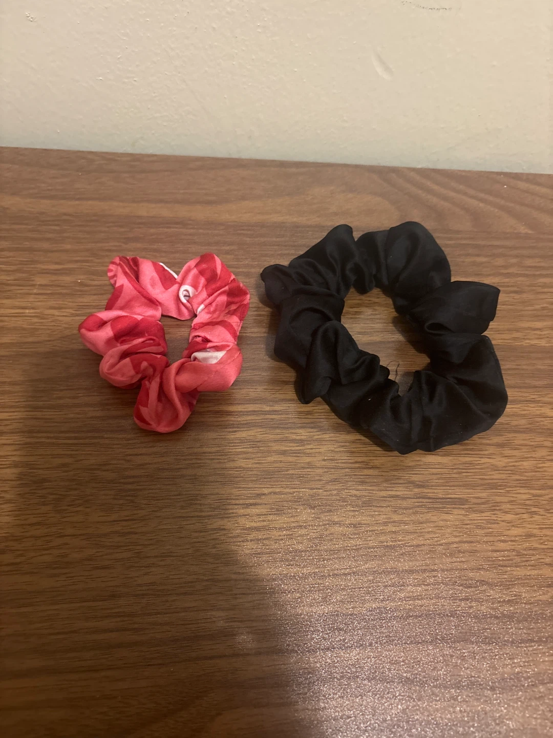 ⚽ Set of 2 Scrunchies - Red Floral and Black