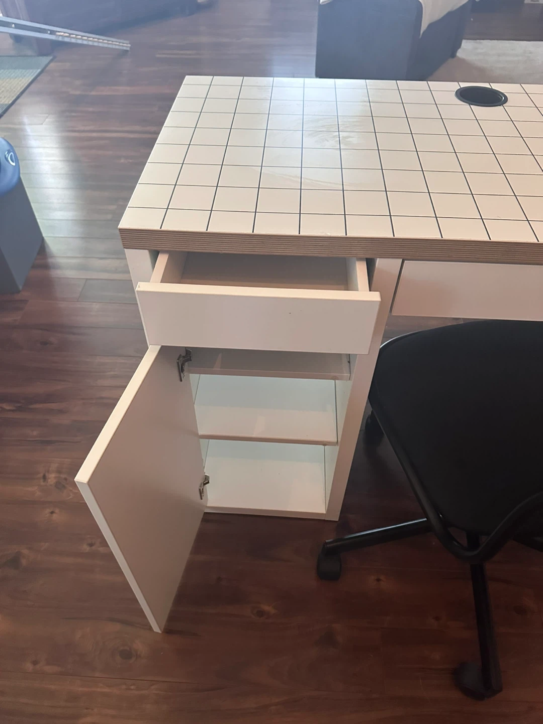 White Grid Desk with Black Swivel Chair - photo 2