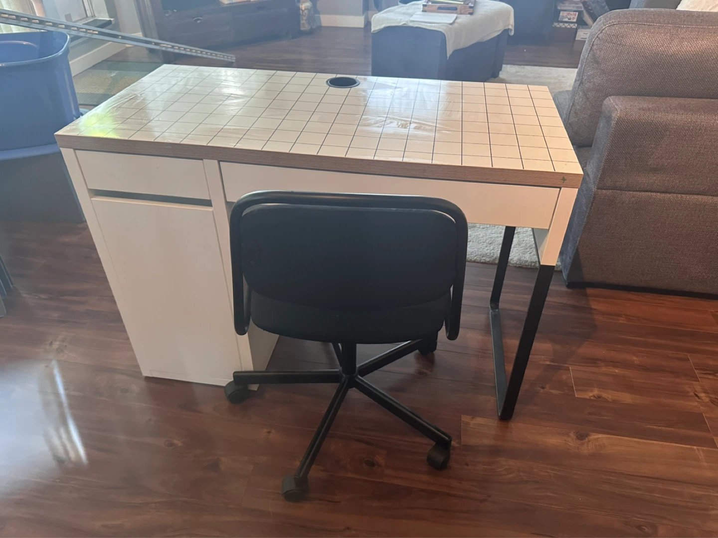 White Grid Desk with Black Swivel Chair - photo 3