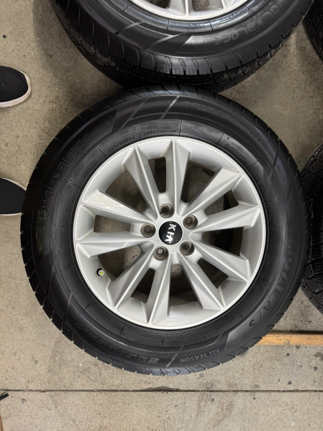 Kia Sorento/Sedona OEM rims on all season tires - photo 2