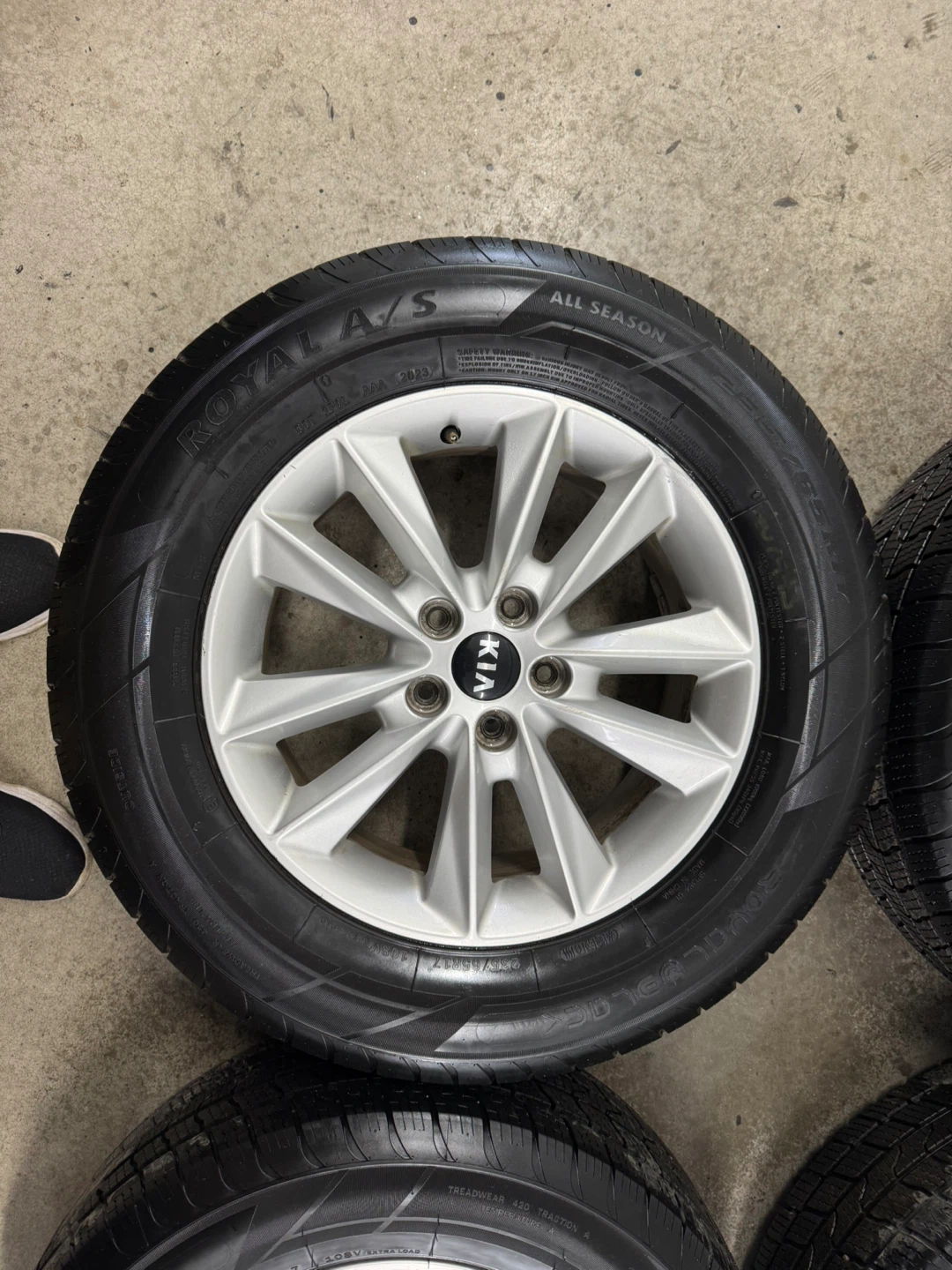 Kia Sorento/Sedona OEM rims on all season tires - photo 3
