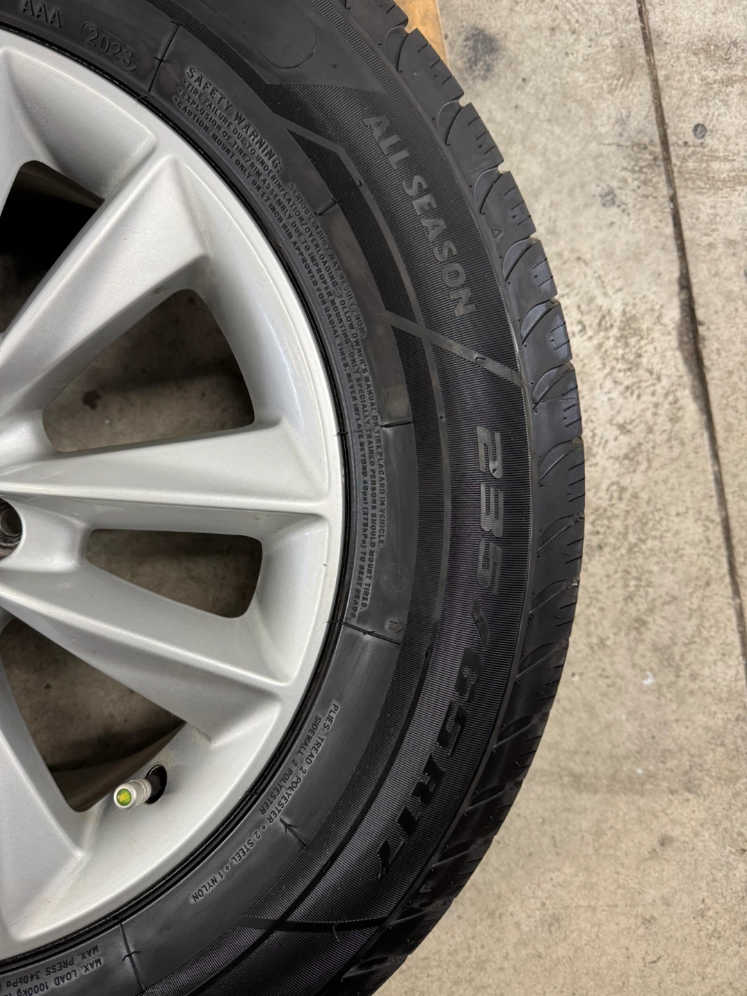 Kia Sorento/Sedona OEM rims on all season tires - photo 5