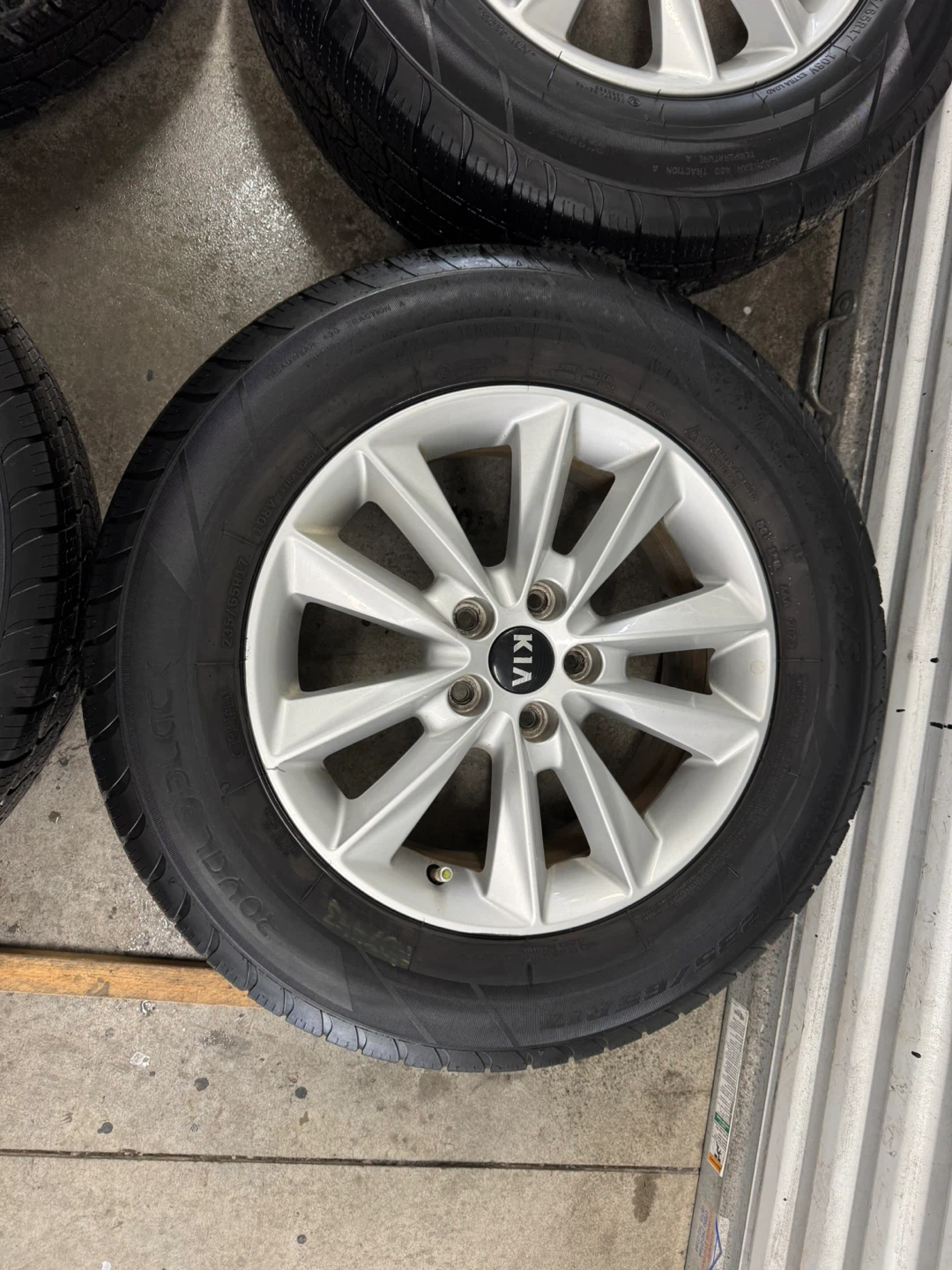 Kia Sorento/Sedona OEM rims on all season tires - photo 4