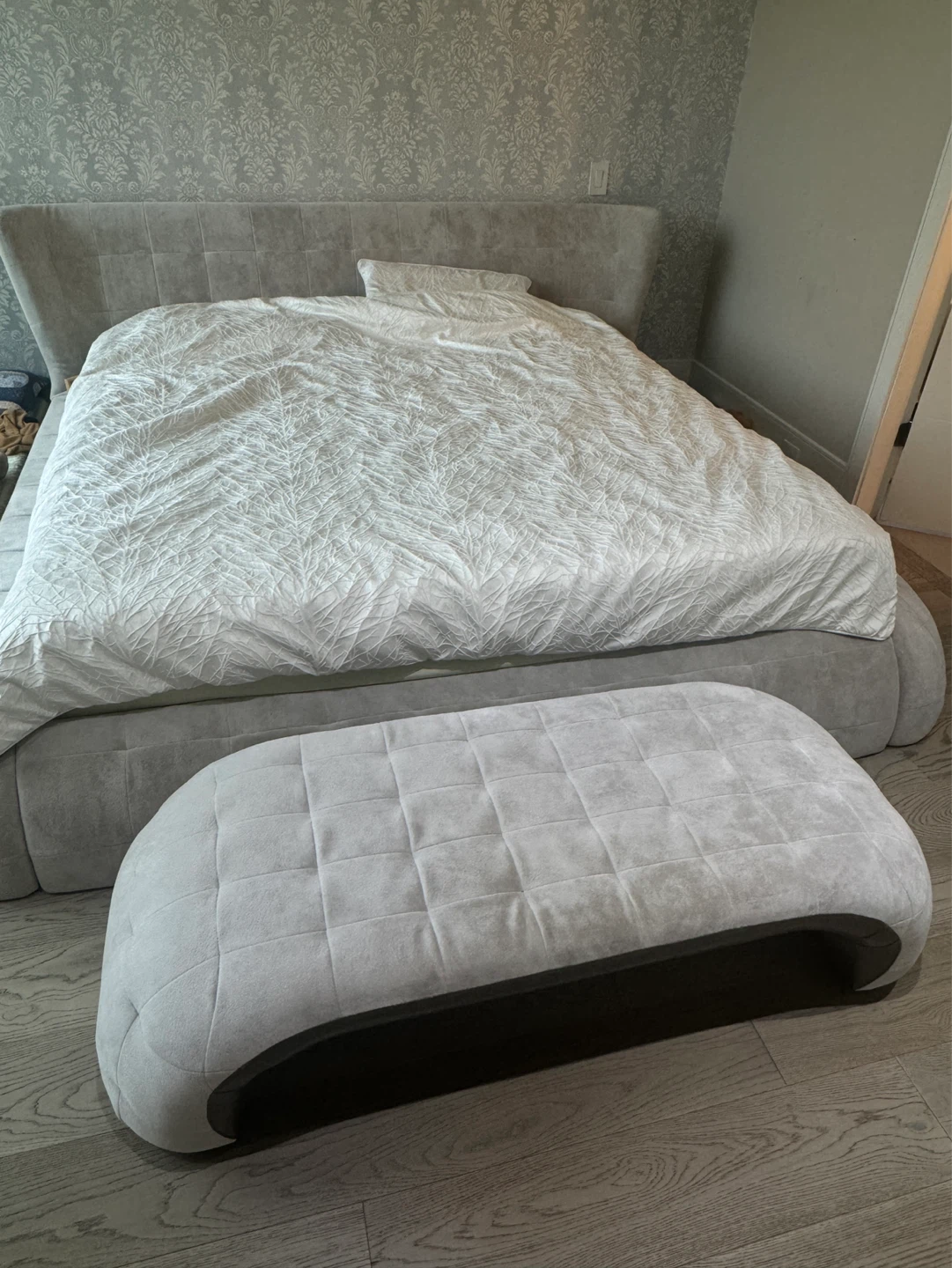King Bed Frame + 2 Nightstands + Bench - photo 2
