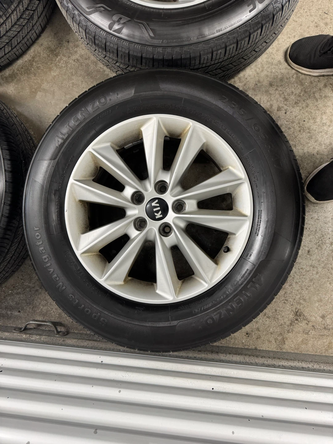 Kia Sedona/Sorento OEM rims on all season tires - photo 5