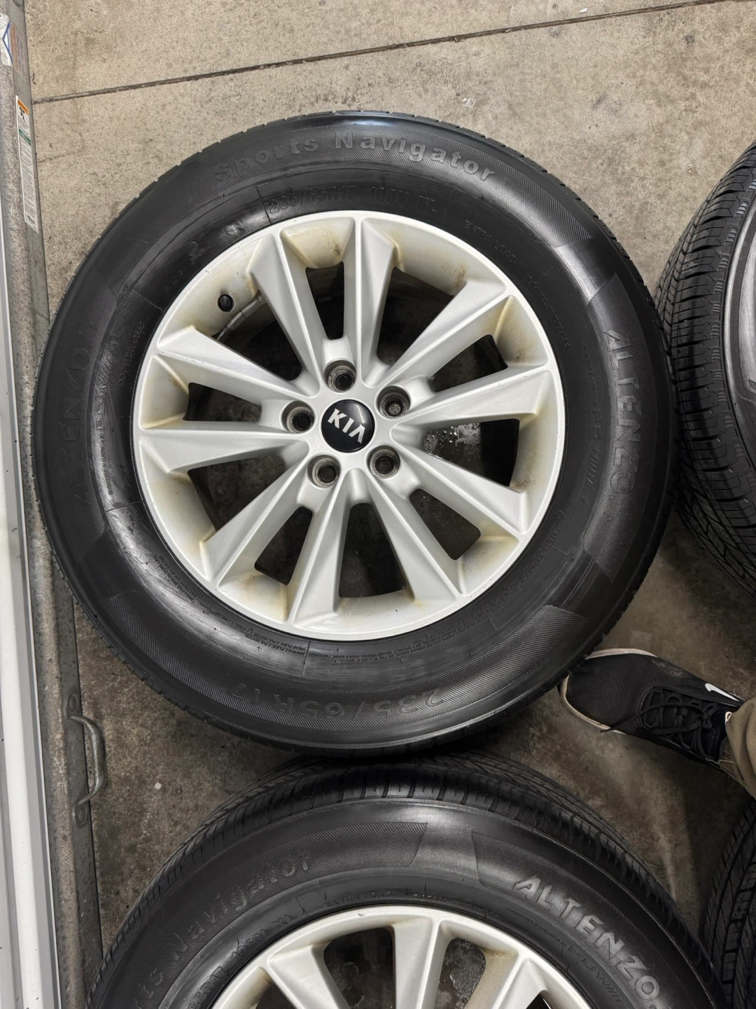 Kia Sedona/Sorento OEM rims on all season tires - photo 3