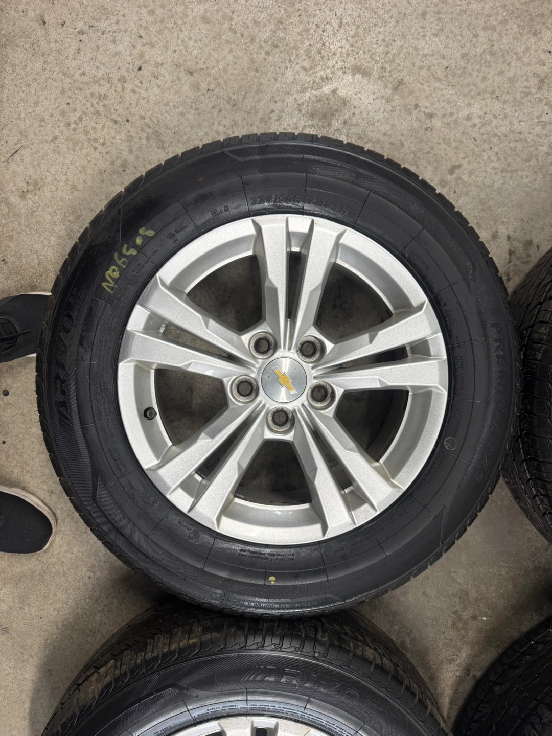 Chevrolet Equinox original rims on all season tires - photo 2