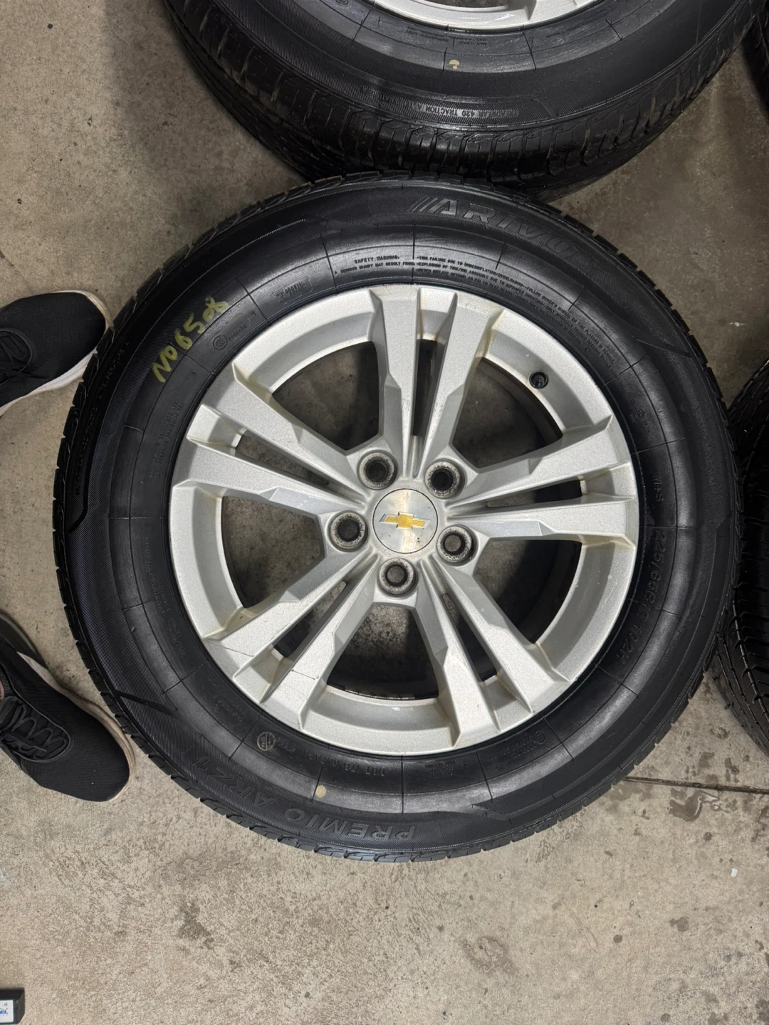 Chevrolet Equinox original rims on all season tires - photo 3