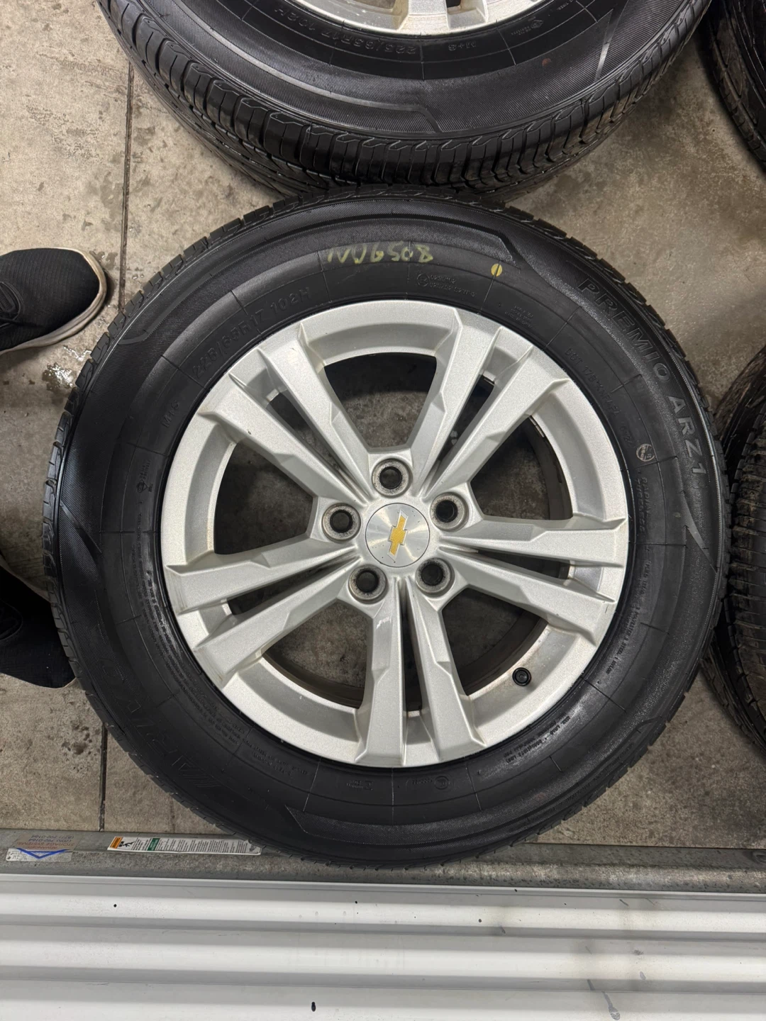 Chevrolet Equinox original rims on all season tires - photo 4