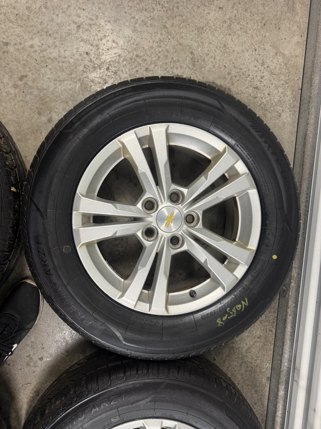 Chevrolet Equinox original rims on all season tires - photo 5