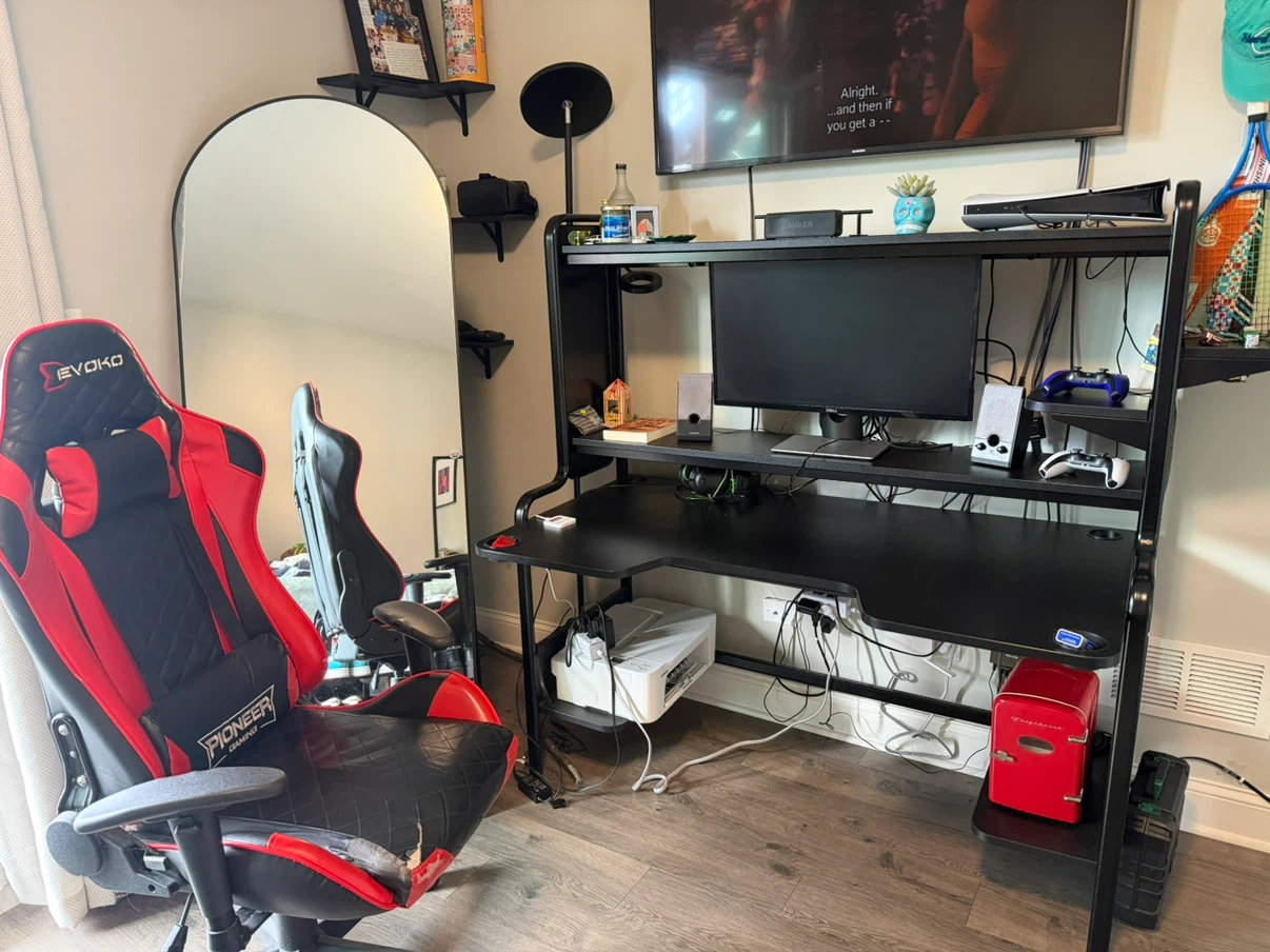 Gamer desk + chair