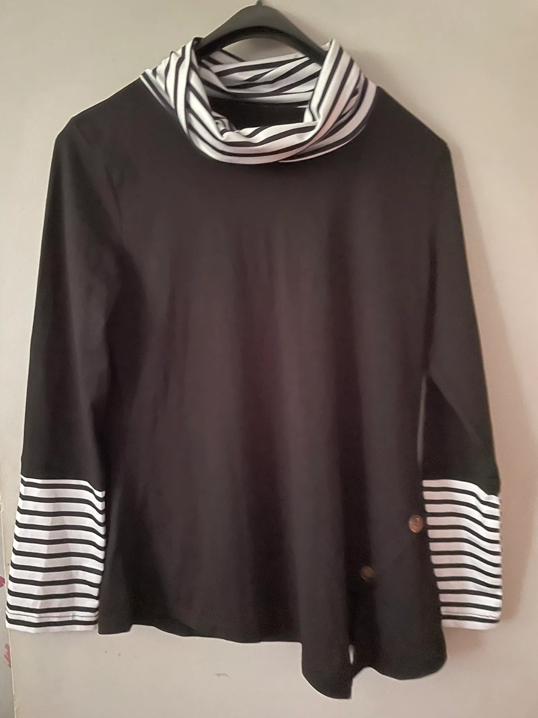 ⚽️Black long-sleeve top with striped collar and cuffs
