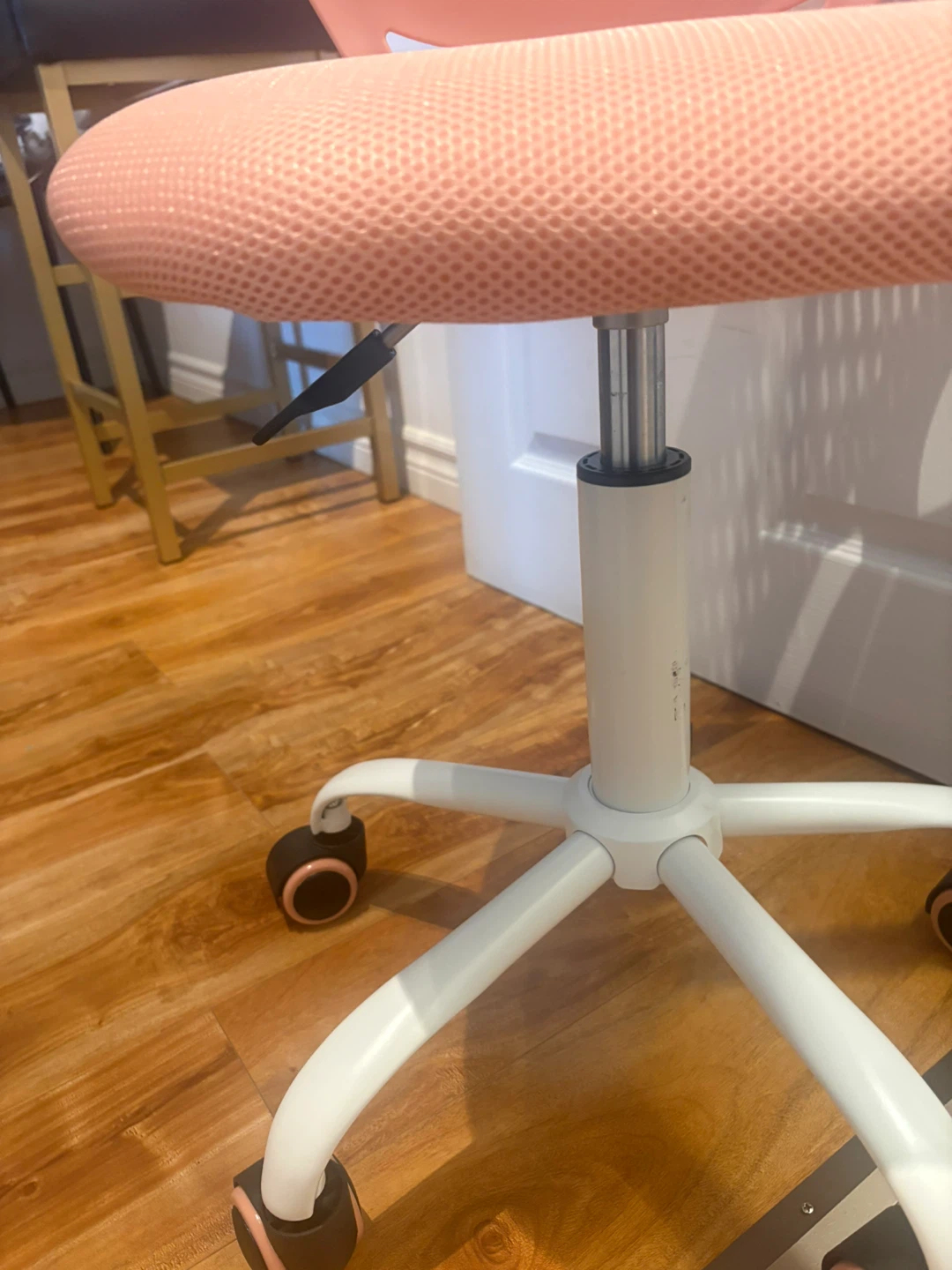 Pink Kids Desk Chair, the Height is adjustable $20 Firm - photo 2